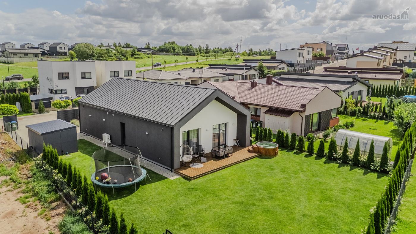 4 kambarių namas - Kaunas, Šilainiai, V. Šiugždinio g.