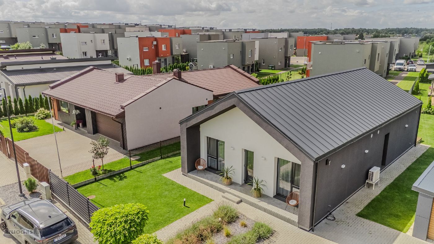 4 kambarių namas - Kaunas, Šilainiai, V. Šiugždinio g.