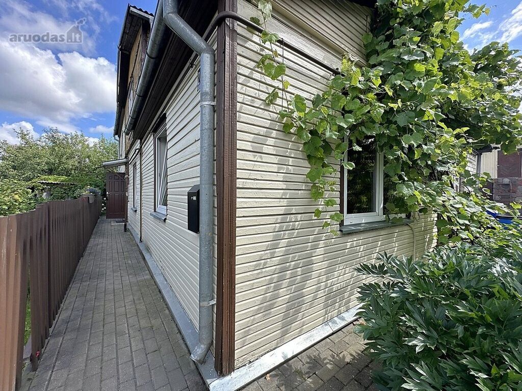 Panevėžys, Centras, J. Basanavičiaus g., rąstinė namo dalis — photo 4