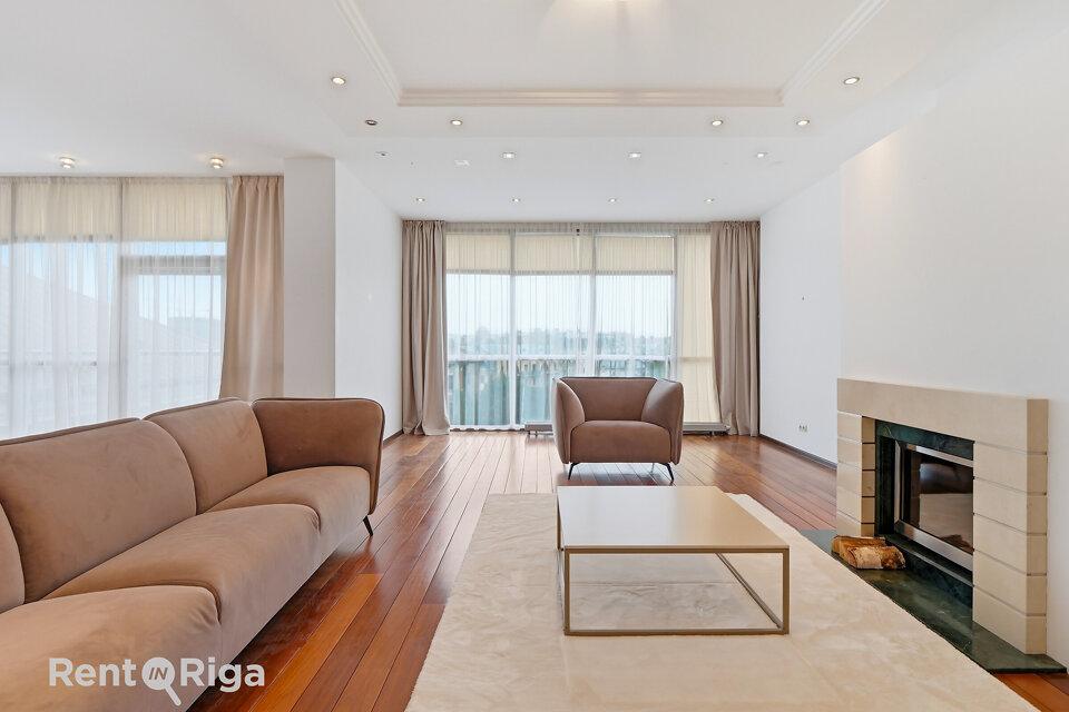 4-room apartment for rent — Riga, Centrs, Pulkveža Brieža iela 21 — photo 1