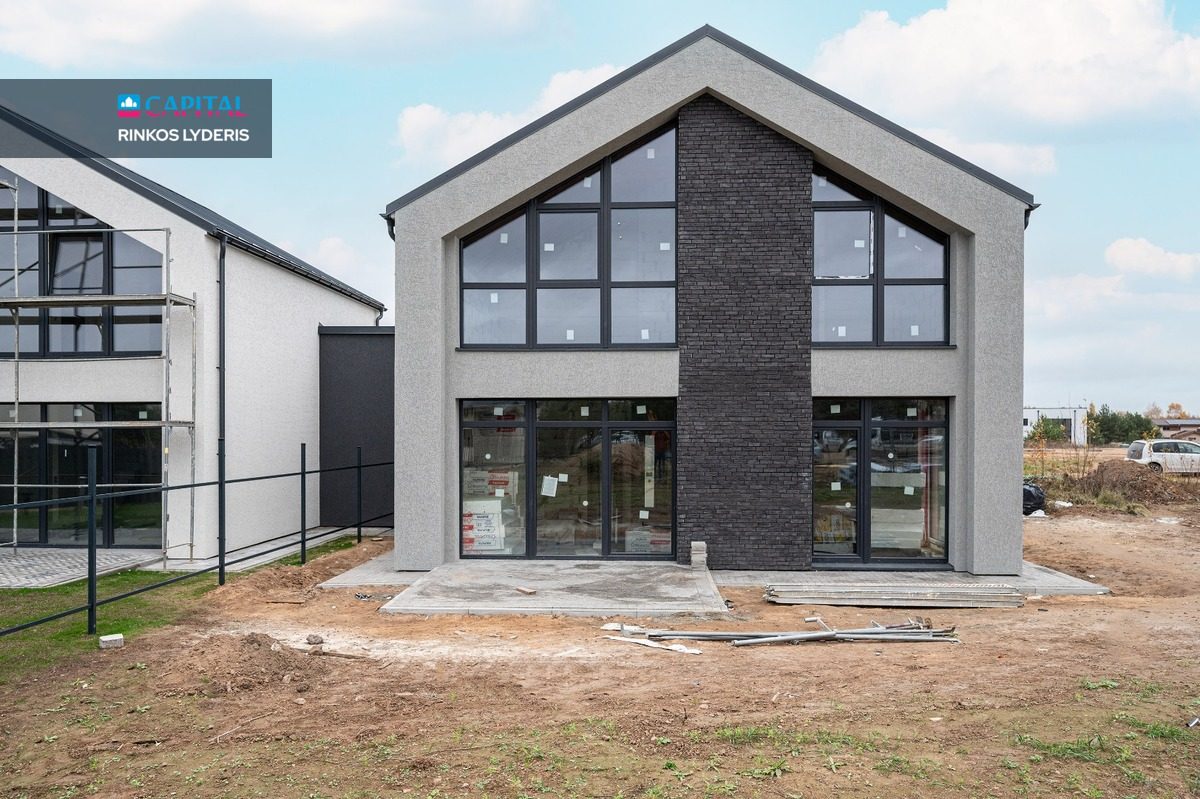 Parduodamas baigiamas statyti gražios architektūros, A++ energetinės klasės, dviejų aukštų 115 kv.m keturių kambarių dalinės apdailos namas su terasa bei individualiu kiemu patogioje, puikioje vietoje prie pat Gelužės ežero! — photo 1